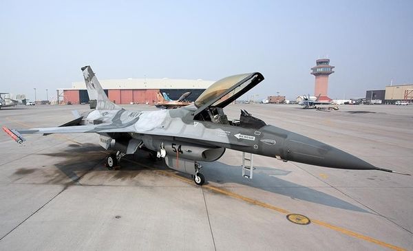 A U.S. Navy General Dynamics F-16A Fighting Falcon from the Naval Strike and Air Warfare Center at Naval Air Station Fallon, 
